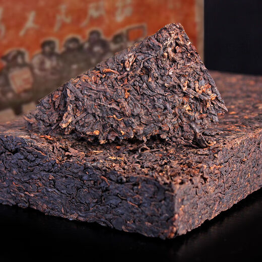 Huangmao 1976 version Yunnan serving the people Lao Ban Zhang Pu'er tea cooked tea brick palace tea 1kg 2000g (two bricks) is more cost-effective