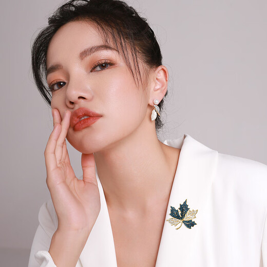 Chakra maple leaf brooch, high-end women's pin, personalized clothing accessories, versatile brooch, Mother's Day gift for mom, blue