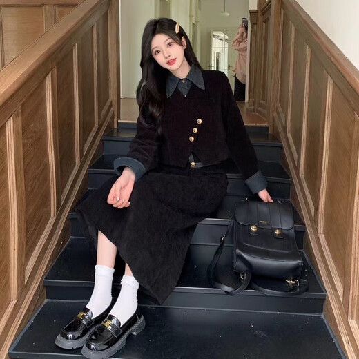 Dan ropa de invierno de niña gorda de mujeres bastante grande con un conjunto completo de tops de estilo Hepburn de temperamento otoño de las mujeres con un estilo de fragancia pequeña. Conjunto corto de dos piezas 1585 L Recomendado 100-120