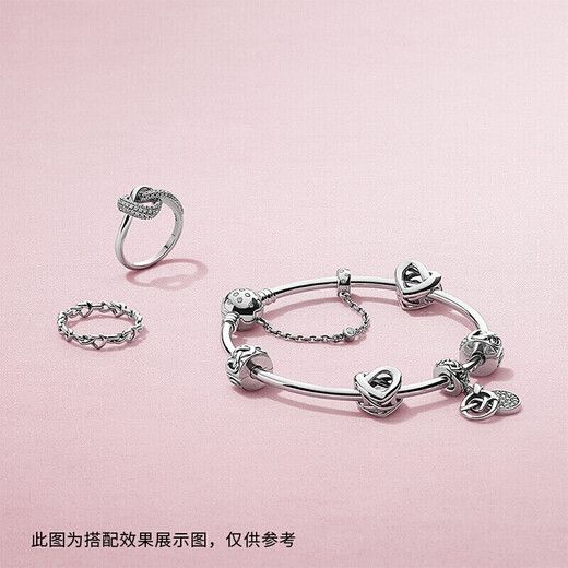PANDORA Moment Knot Ring, a modern symbol that means elegance, fashion and simplicity, is a birthday gift for your girlfriend.
