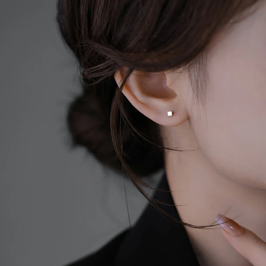 Two Worlds of Joy 999 pure silver square earrings, no need to pick out the ear piercing ear sticks and anti-clogging needles for sleeping, small silver earrings and silver earrings, 999 pure silver earrings, a pair