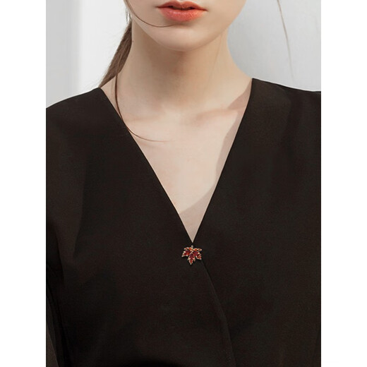 QUAMER Gold Store Autumn Maple Leaf Anti-Light Buckle Neck Decoration Silk Seamless Magnetic Brooch High-end and Exquisite Maple Leaf Red Magnetic Buckle