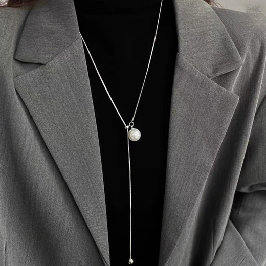 Lindo collar Keduo Pull-Pull para mujeres con diseño ligero de nicho de lujo Collar largo Otoño e Invierno Cabilar de la cadena de suéter de moda Collar de perla de imitación de plata.