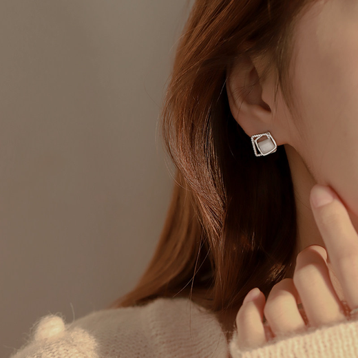 Idel earrings women's niche design 2025 new trendy light luxury and elegant high-end earrings earrings gift small square earrings E2044