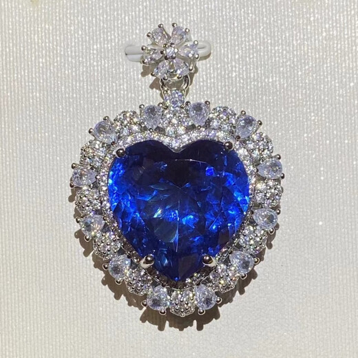 Extravagant and extravagant heart-shaped sapphire and tanzanite pendant, clean and flawless to the naked eye, 925 silver plated with 18K gold, extra-large heart-shaped sapphire and tanzanite pendant.