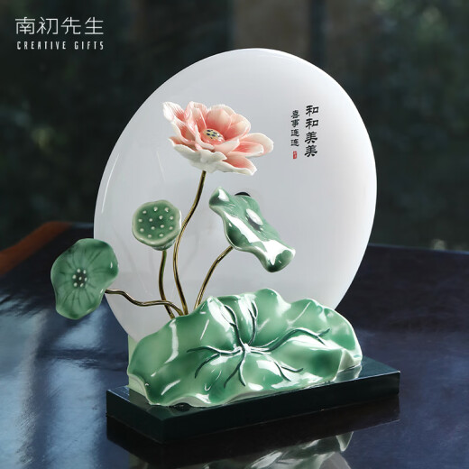 Mr. Nanchu Lotus Edredón pacífico adornos de nuevos adornos de estilo chino Crafts Room Office Ornnnnments Moving Moving Movings Jeje Moyei Peaceful Quilt es de aproximadamente 29*9*27.5cm de largo