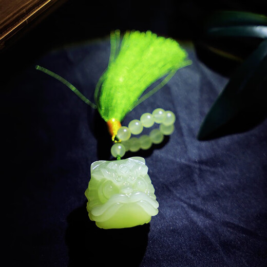 Yiqinxuan sapphire lion awakening hand piece cute jade gold swallowing beast hand toy piece beige jade with certificate sapphire