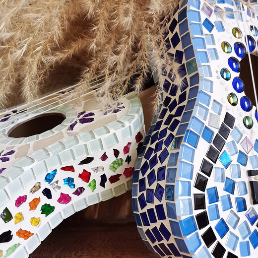 Handgefertigte DIY Mosaic Material Bag Hawaiianer kleiner Gitarre Ukulele 4-Saiten Ukulele Windmühle Ukulele + Materialbag