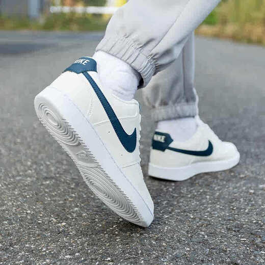 Nike (Nike) Men's Shoes 2025 New Summer Court Classic Version Simple Versión Air Force One Low-Top Sports Casual Shoes HQ4867-101 Sail White Ordnance Deep Sea Blue 40.5