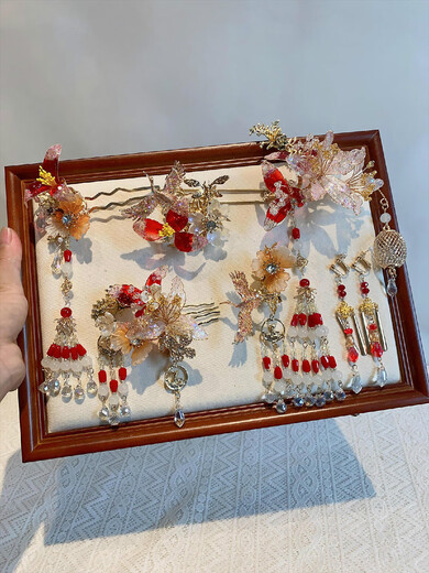 Mixin new 2025 new Chinese style light-colored Xiuhe clothing headwear, age-reducing dressing gown accessories, small lantern hairpin Xiuhe hair accessories, gold and red six-piece set of earring clips