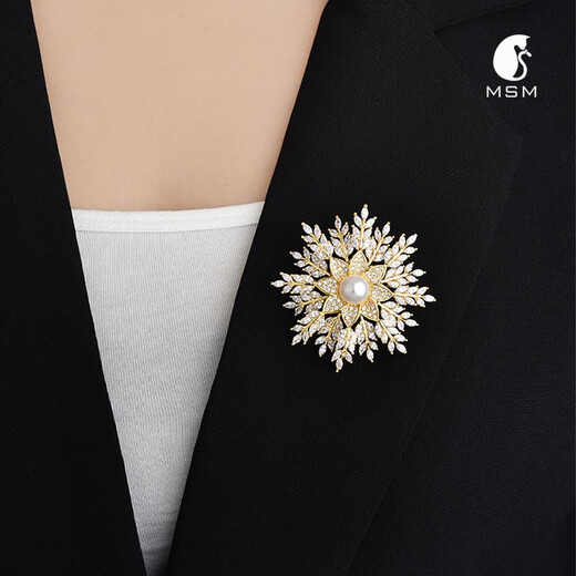 QUAMER Gold Store Freshwater Pearl Snowflake Brooch Women's High-End Temperament Fashionable Elegant Corsage Sweater Accessories
