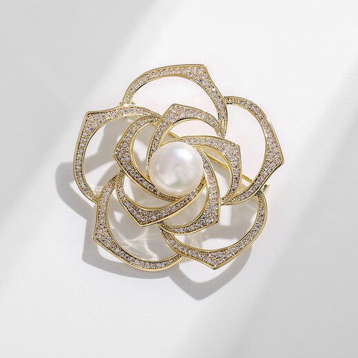 QUAMER2024 Camellia Small Fragrance Brooch French Full Diamond Zirconia Creative Hollow Corsage West Gold
