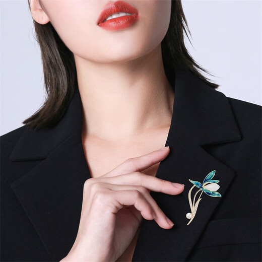 Qlady Magnolia Pearl Brooch Высококачественная женская темпераментная темпераментная шарф шарф кнопка аксессуаров День учителя День Учителя Мама Подарок на день рождения