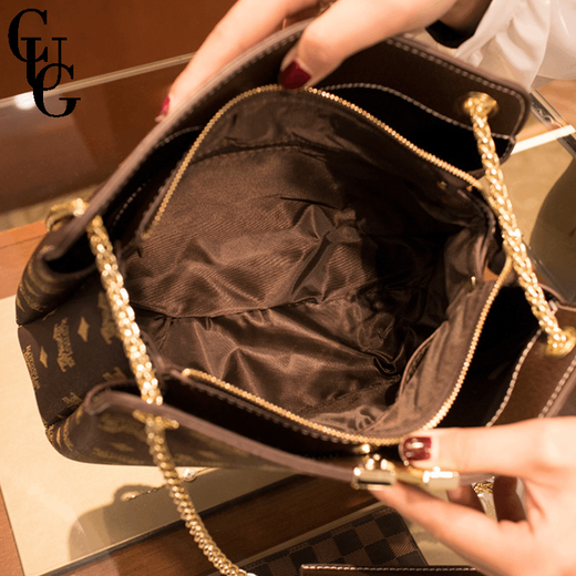 CUG Light Luxury Brand -Tasche Frauenbeutel 2025 Neue Mode Umhängetasche Frauen Unterarm Kette Geburtstag Chinesisches Valentinstag dunkelbraune Farbe (exquisite Geschenkbox)