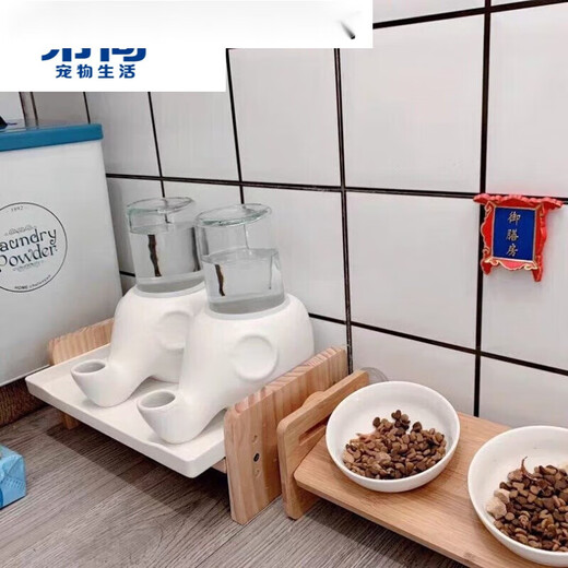 Hibiscus Mingkan is not easy to wet the chin. Elephant drinking fountain Garfield big-faced and flat-faced drinking bowl is anti-tip and moisture-proof ceramic. Macaron powder + glass bottle