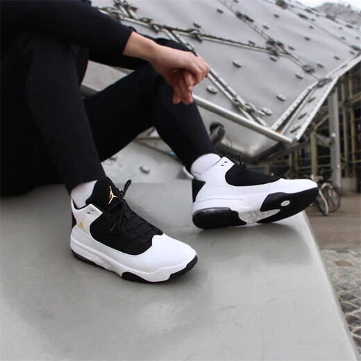 Nike (Nike) Jordan Max Aura 2 Schwarz-Weiß-Nicht-Schlupf-, Wear-Resistant- und Schockpolsterpraktikum praktische Sportarten Mid-Top Retro-Basketballschuhe CK6636-107 Schwarz und Weiß 44,5 (285 mm)
