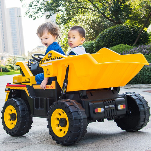 Schließen Sie sich mit zwei Sitzplätzen mit zwei Sitzen für Kinderwagen mit einem Allrad-Spielzeugauto für Kinder ein.