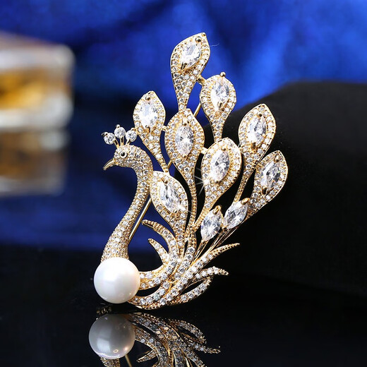 QUAMER Gold Store Fashionable Gold Peacock High-end Brooch Feminine Corsage Suit Jacket Pin Accessories Elegant Peacock Brooch