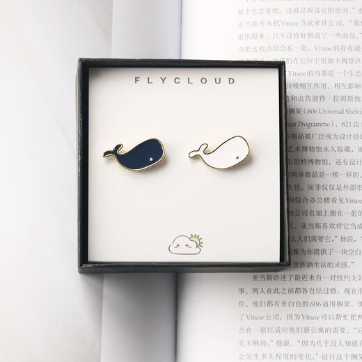 Cartoon creative couple brooch, cute Japanese niche metal badge, student clothes, bag pendant, accessories pin, little black whale + little white whale