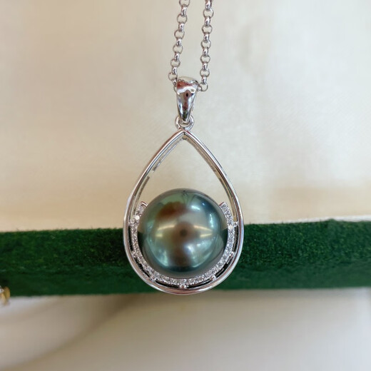 Yue Fei 10-11mm Tahitian black pearl pendant, flawless malachite green, perfect round mirror finish, 18K set with diamonds, with silver chain and certificate
