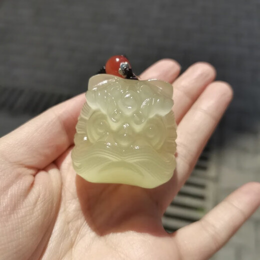 Yiqinxuan sapphire lion awakening hand piece cute jade gold swallowing beast hand toy piece beige jade with certificate sapphire