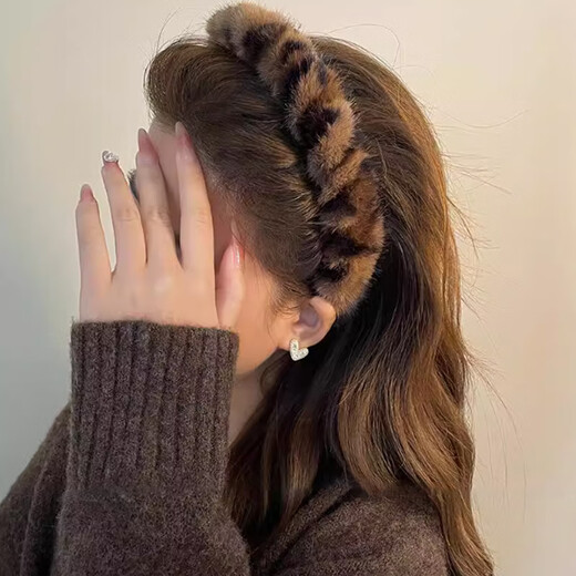 Mengkeduo big wave leopard print plush hair hoop high skull Korean lace tooth anti-slip hair pressure autumn and winter face wash headband broken hair arrangement plush leopard print head hoop light brown color