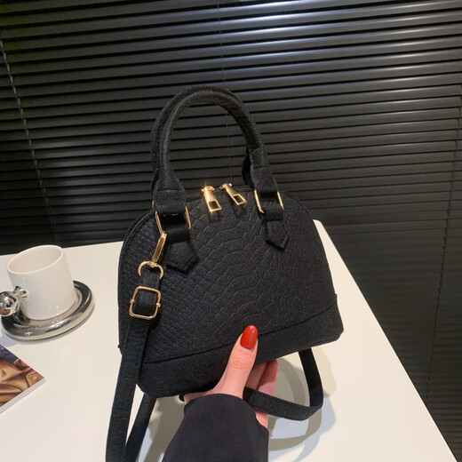 Small Bag Women's 2024 Spring New Fashion Retro Retro Handheld Sac Sac Sac à bandoulière à une épaule décontractée Bag féminin noir
