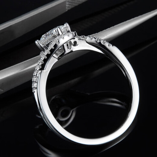AVHE white platinum angel eye carat diamond ring twisted arm set with cultivated diamonds. Married man gives girlfriend and wife Chinese Valentine's Day. Platinum guardian cross-30 points cultivated diamonds.
