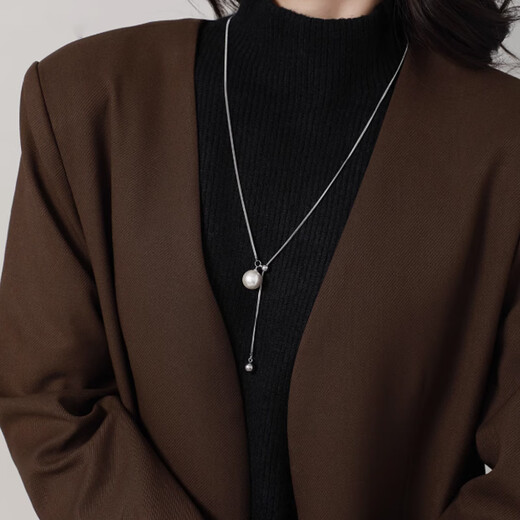 Lindo collar Keduo Pull-Pull para mujeres con diseño ligero de nicho de lujo Collar largo Otoño e Invierno Cabilar de la cadena de suéter de moda Collar de perla de imitación de plata.