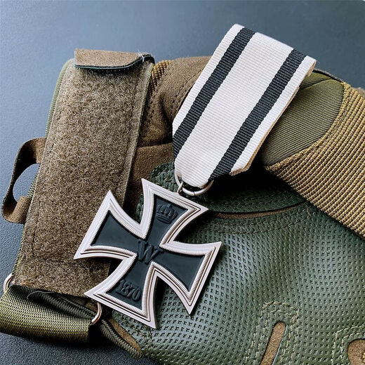 Retro Iron Cross Medal COS German Badge Brooch Metal Pendant Trend Iron Cross Red Simple Dress