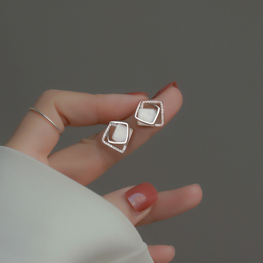 Idel earrings women's niche design 2025 new trendy light luxury and elegant high-end earrings earrings gift small square earrings E2044