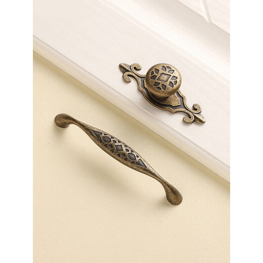 European antique cabinet door handle American wardrobe cabinet Qinggu old door handle drawer furniture small handle A4 A14128 hole distance yellow bronze