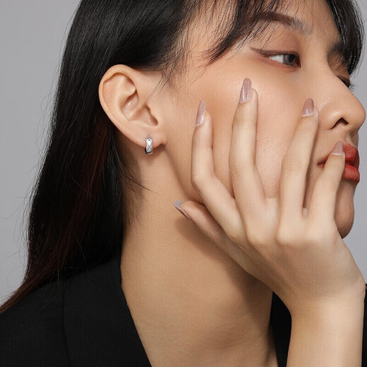 Trendy Acer Yufan PT950 platinum earrings and earrings are priced as a birthday gift for girlfriend. Each model is about 1.6g.