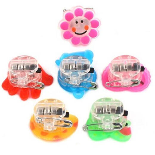 Children's luminous brooch LED flash cartoon soft rubber badge Christmas gift night market 1 pack