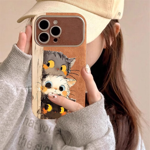 鉴百伊 卡通三只猫咪适用苹果16promax手机壳iPhone15pro全包防摔14硅胶13pro带挂绳12情侣11高级感 【偷感猫猫+手绳】硅胶软边*镜头全包 iPhone 16 Pro