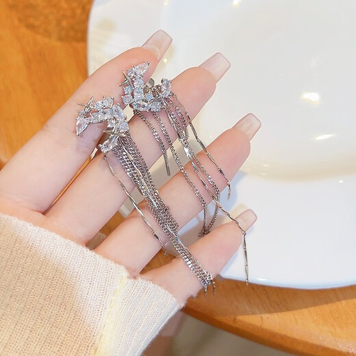 Platinum tassel ear clips, wearable without pierced ear bone clips, super flash moon zircon earrings, high-end Korean style niche design, moon diamond ear clips, 1 pair for left and right ears