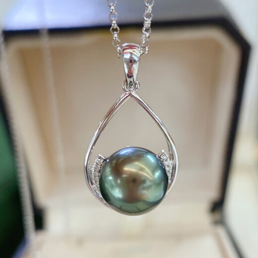 Yue Fei 10-11mm Tahitian black pearl pendant, flawless malachite green, perfect round mirror finish, 18K set with diamonds, with silver chain and certificate