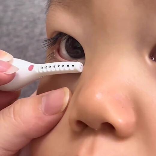 ZOZX German special eyelash curler for children's inverted eyelashes, electric heating and long-lasting shaping eyelashes, smart curling and curling tool, tender pink, long-lasting shaping, safe and anti-scalding 1 piece