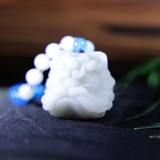 Yiqinxuan sapphire lion awakening hand piece cute jade gold swallowing beast hand toy piece beige jade with certificate sapphire