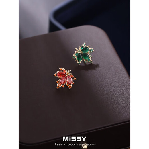 QUAMER Gold Store Autumn Maple Leaf Anti-Light Buckle Neck Decoration Silk Seamless Magnetic Brooch High-end and Exquisite Maple Leaf Red Magnetic Buckle