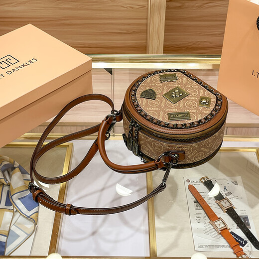 I.T Dankles Hong Kong Marke Echtes Leder -Frauenbag 2025 Neue Kettendekoration kleiner runde Tasche Gedruckte Handtasche Breite Schultergurt Crossbody Bod Braune Farbe (Theken Geschenkbox Set)