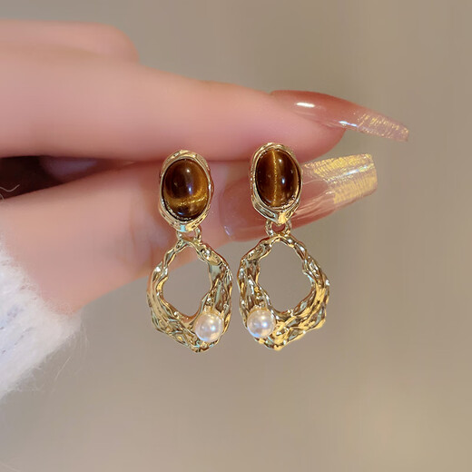 Nianfu ear clip earrings for women without pierced ears, new style, Maillard autumn and winter amber earrings, mid-autumn gift for girls, triangular ear clip, amber