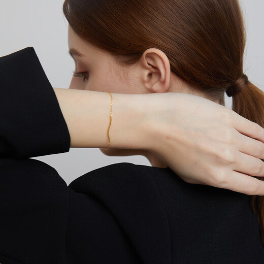 Chow Tai Fook SOINLOVE minimalist 18K gold ripple bracelet ins style commuting personality exquisite smile bracelet for women VE157 about 15cm