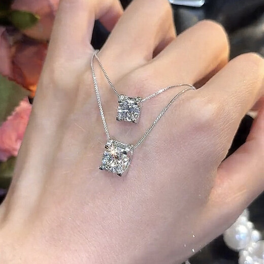 Fat Donglai's same style 18k gold moissanite pendant necklace simple 1 carat single diamond bull head new temperament clavicle sleeve simple small square diamond