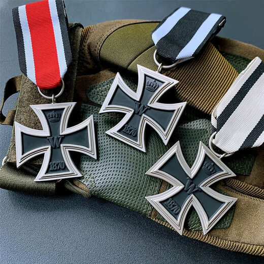 Retro Iron Cross Medal COS German Badge Brooch Metal Pendant Trend Iron Cross Red Simple Dress