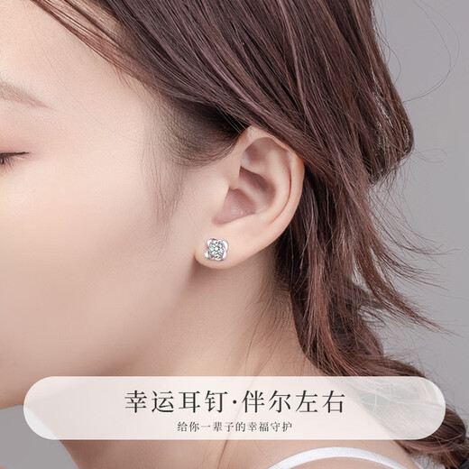 Lao Fengxiang pure silver earrings for women, fashionable high-end four-leaf clover earrings, high-end birthday and anniversary gifts for girlfriends, versatile white * earrings * local warehouse/delivered nearby