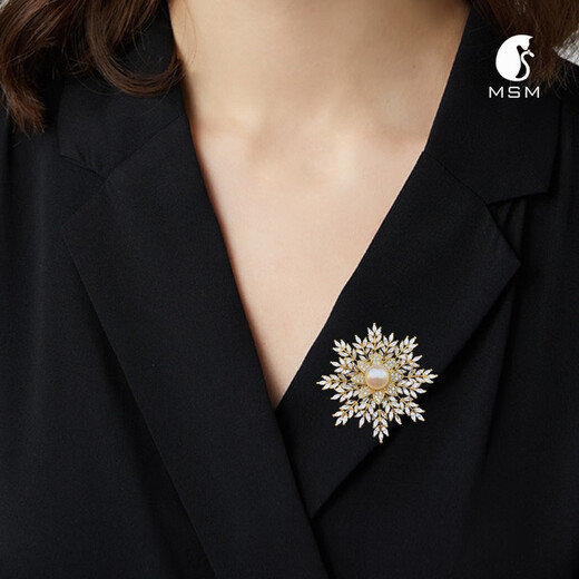 QUAMER Gold Store Freshwater Pearl Snowflake Brooch Women's High-End Temperament Fashionable Elegant Corsage Sweater Accessories