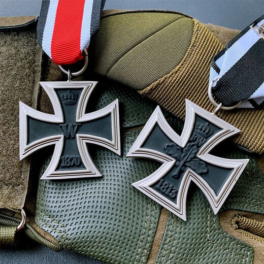 Retro Iron Cross Medal COS German Badge Brooch Metal Pendant Trend Iron Cross Red Simple Dress