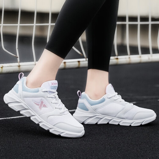 XTEP (XTEP) Damenschuhe Sneakers für Frauen in der Sommersaison Mode leichte leichte, weiche alleinige schockabsorbierende Rebound-Leder-Mesh lässige Laufschuhe 7001 White Lan [Mesh] 36
