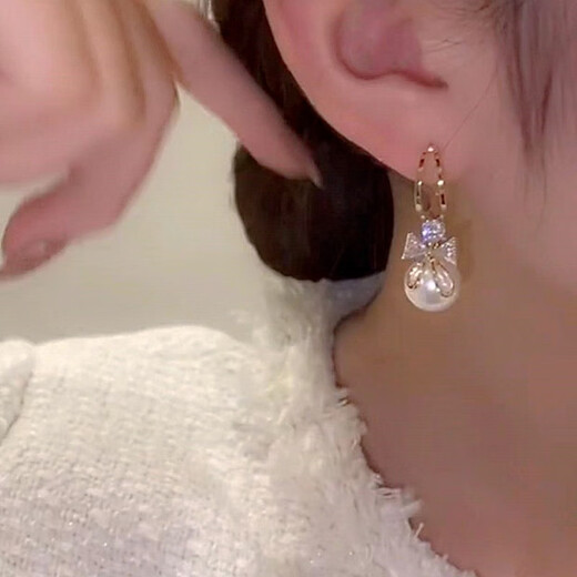 Xiaose 2025 new style bow imitation pearl earrings, high-end temperament earrings, personalized light luxury French earrings, bow earrings E2448